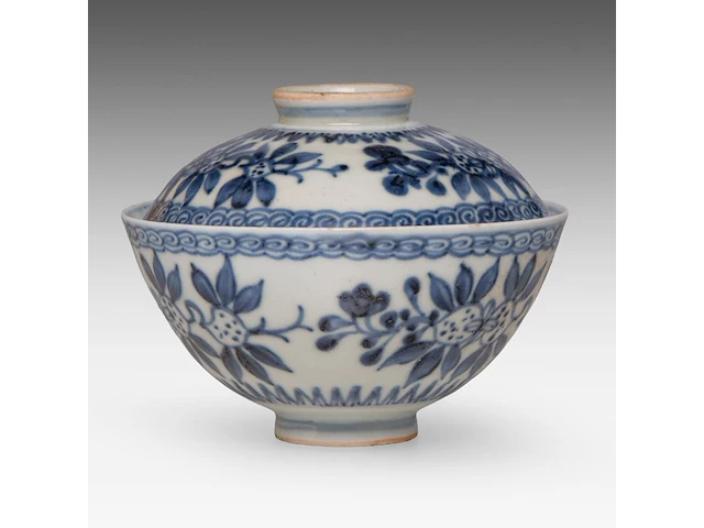 A chinese blue and white 'peaches' chawan tea bowl and lid, ming dynasty, total h 8,5 - ø 10,7 cm - afbeelding 4 van  7