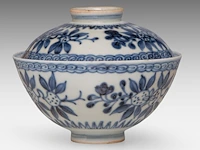A chinese blue and white 'peaches' chawan tea bowl and lid, ming dynasty, total h 8,5 - ø 10,7 cm - afbeelding 4 van  7