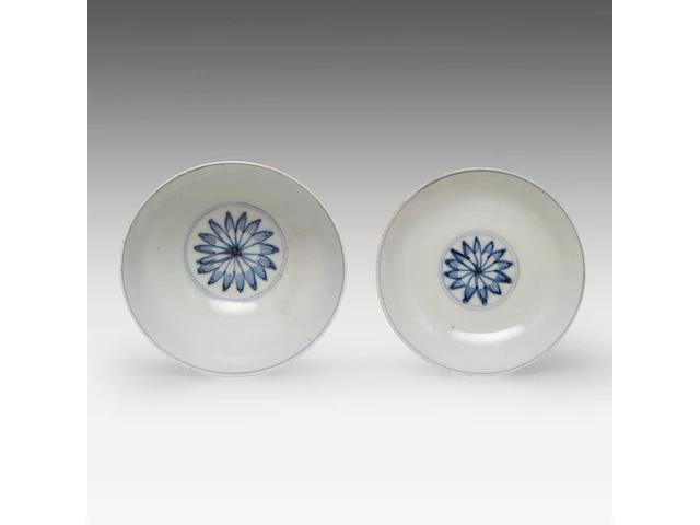 A chinese blue and white 'peaches' chawan tea bowl and lid, ming dynasty, total h 8,5 - ø 10,7 cm - afbeelding 5 van  7