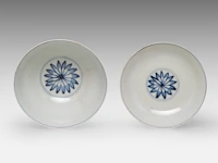A chinese blue and white 'peaches' chawan tea bowl and lid, ming dynasty, total h 8,5 - ø 10,7 cm - afbeelding 5 van  7