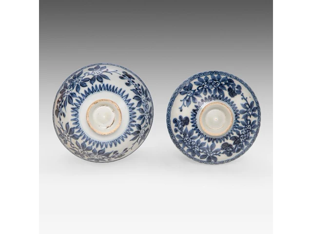 A chinese blue and white 'peaches' chawan tea bowl and lid, ming dynasty, total h 8,5 - ø 10,7 cm - afbeelding 6 van  7