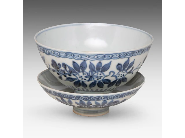 A chinese blue and white 'peaches' chawan tea bowl and lid, ming dynasty, total h 8,5 - ø 10,7 cm - afbeelding 7 van  7