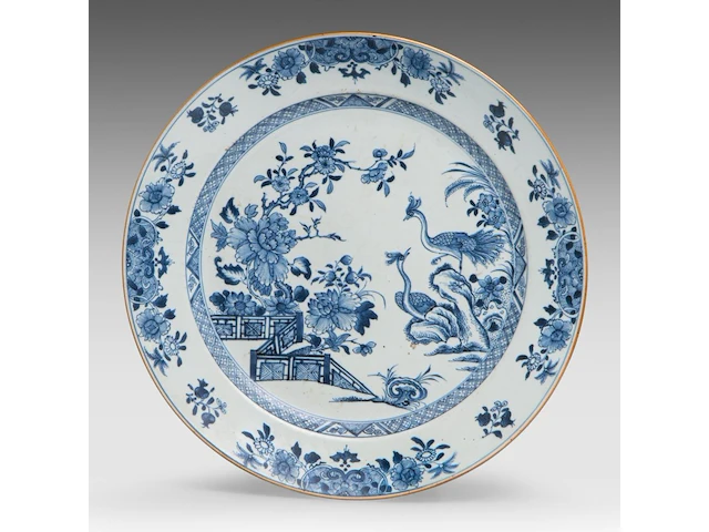 A chinese blue and white 'peacock in a garden' large plate, 18thc, ø 38 cm - afbeelding 1 van  2