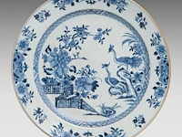A chinese blue and white 'peacock in a garden' large plate, 18thc, ø 38 cm