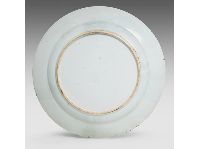 A chinese blue and white 'peacock in a garden' large plate, 18thc, ø 38 cm - afbeelding 2 van  2