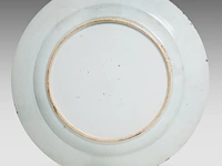A chinese blue and white 'peacock in a garden' large plate, 18thc, ø 38 cm - afbeelding 2 van  2