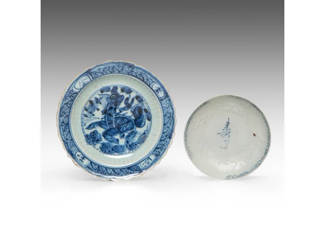 A chinese blue and white 'scrolling lotus' meiping vase, ming dynasty, h 12,5 cm - four blue and white plates, largest ø 28,5 cm - afbeelding 2 van  11