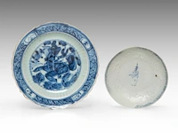 A chinese blue and white 'scrolling lotus' meiping vase, ming dynasty, h 12,5 cm - four blue and white plates, largest ø 28,5 cm - afbeelding 2 van  11