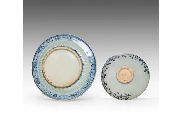 A chinese blue and white 'scrolling lotus' meiping vase, ming dynasty, h 12,5 cm - four blue and white plates, largest ø 28,5 cm - afbeelding 3 van  11