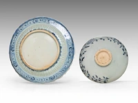 A chinese blue and white 'scrolling lotus' meiping vase, ming dynasty, h 12,5 cm - four blue and white plates, largest ø 28,5 cm - afbeelding 3 van  11