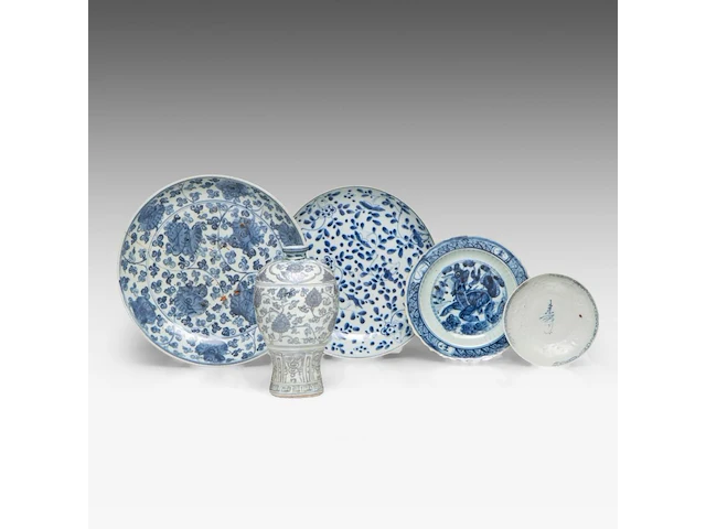 A chinese blue and white 'scrolling lotus' meiping vase, ming dynasty, h 12,5 cm - four blue and white plates, largest ø 28,5 cm - afbeelding 1 van  11