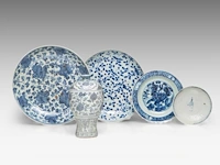 A chinese blue and white 'scrolling lotus' meiping vase, ming dynasty, h 12,5 cm - four blue and white plates, largest ø 28,5 cm