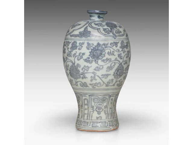 A chinese blue and white 'scrolling lotus' meiping vase, ming dynasty, h 12,5 cm - four blue and white plates, largest ø 28,5 cm - afbeelding 4 van  11
