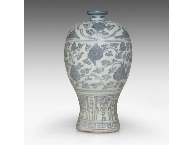 A chinese blue and white 'scrolling lotus' meiping vase, ming dynasty, h 12,5 cm - four blue and white plates, largest ø 28,5 cm - afbeelding 5 van  11