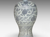 A chinese blue and white 'scrolling lotus' meiping vase, ming dynasty, h 12,5 cm - four blue and white plates, largest ø 28,5 cm - afbeelding 5 van  11