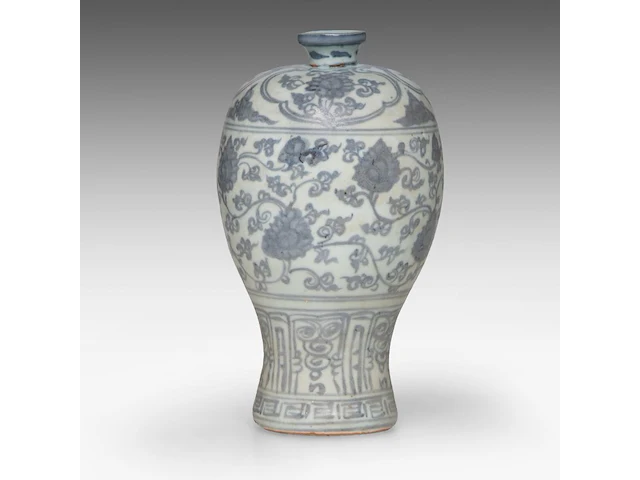 A chinese blue and white 'scrolling lotus' meiping vase, ming dynasty, h 12,5 cm - four blue and white plates, largest ø 28,5 cm - afbeelding 6 van  11