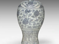 A chinese blue and white 'scrolling lotus' meiping vase, ming dynasty, h 12,5 cm - four blue and white plates, largest ø 28,5 cm - afbeelding 6 van  11