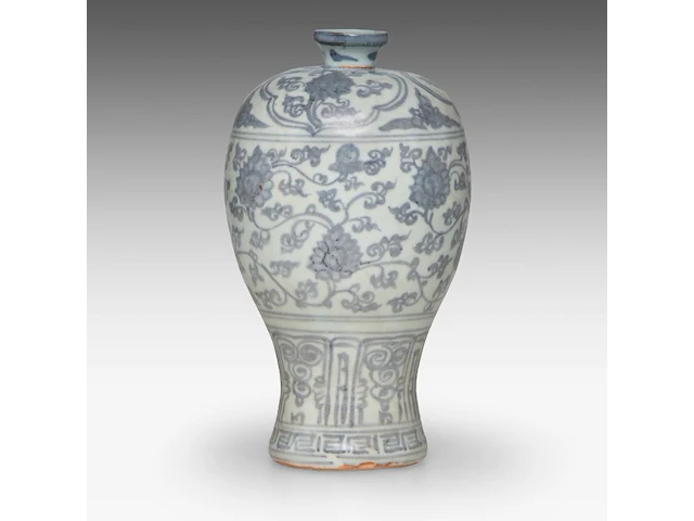A chinese blue and white 'scrolling lotus' meiping vase, ming dynasty, h 12,5 cm - four blue and white plates, largest ø 28,5 cm - afbeelding 7 van  11
