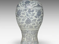 A chinese blue and white 'scrolling lotus' meiping vase, ming dynasty, h 12,5 cm - four blue and white plates, largest ø 28,5 cm - afbeelding 7 van  11