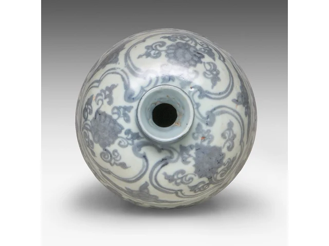 A chinese blue and white 'scrolling lotus' meiping vase, ming dynasty, h 12,5 cm - four blue and white plates, largest ø 28,5 cm - afbeelding 8 van  11