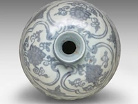 A chinese blue and white 'scrolling lotus' meiping vase, ming dynasty, h 12,5 cm - four blue and white plates, largest ø 28,5 cm - afbeelding 8 van  11