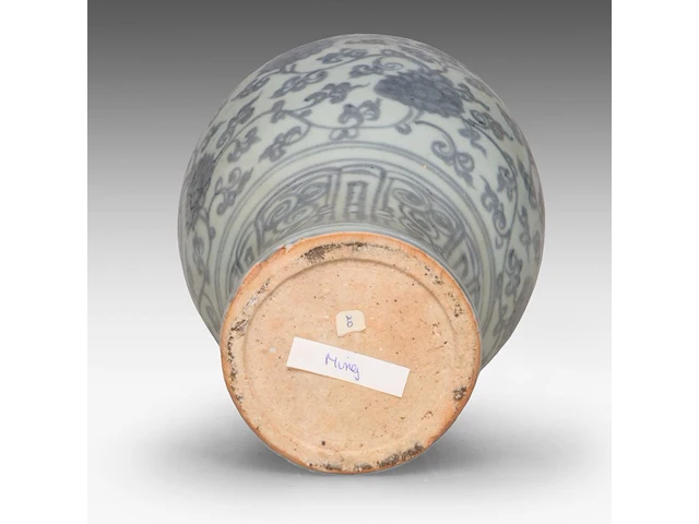 A chinese blue and white 'scrolling lotus' meiping vase, ming dynasty, h 12,5 cm - four blue and white plates, largest ø 28,5 cm - afbeelding 9 van  11