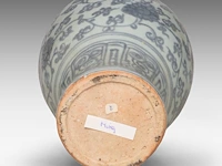 A chinese blue and white 'scrolling lotus' meiping vase, ming dynasty, h 12,5 cm - four blue and white plates, largest ø 28,5 cm - afbeelding 9 van  11