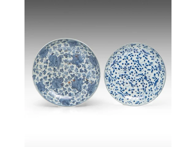 A chinese blue and white 'scrolling lotus' meiping vase, ming dynasty, h 12,5 cm - four blue and white plates, largest ø 28,5 cm - afbeelding 10 van  11