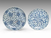 A chinese blue and white 'scrolling lotus' meiping vase, ming dynasty, h 12,5 cm - four blue and white plates, largest ø 28,5 cm - afbeelding 10 van  11