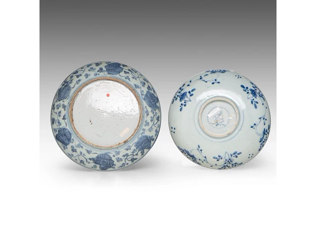 A chinese blue and white 'scrolling lotus' meiping vase, ming dynasty, h 12,5 cm - four blue and white plates, largest ø 28,5 cm - afbeelding 11 van  11