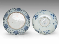 A chinese blue and white 'scrolling lotus' meiping vase, ming dynasty, h 12,5 cm - four blue and white plates, largest ø 28,5 cm - afbeelding 11 van  11