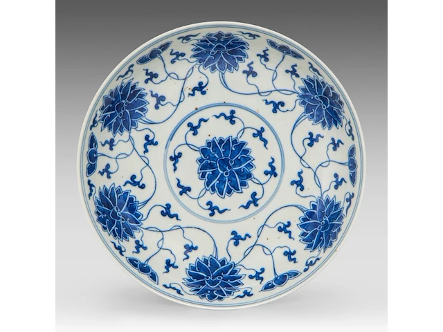 A chinese blue and white 'scrolling lotus' plate, guangxu mark, ø 20 cm - afbeelding 1 van  3