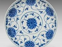 A chinese blue and white 'scrolling lotus' plate, guangxu mark, ø 20 cm