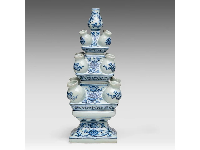 A chinese blue and white 'scrolling lotus' tulip vase, 20thc, total h 39,5 cm - afbeelding 1 van  7