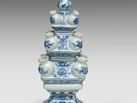 A chinese blue and white 'scrolling lotus' tulip vase, 20thc, total h 39,5 cm