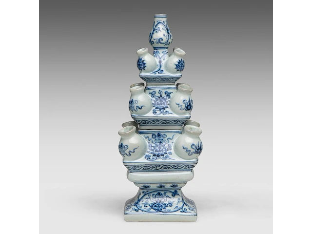 A chinese blue and white 'scrolling lotus' tulip vase, 20thc, total h 39,5 cm - afbeelding 3 van  7