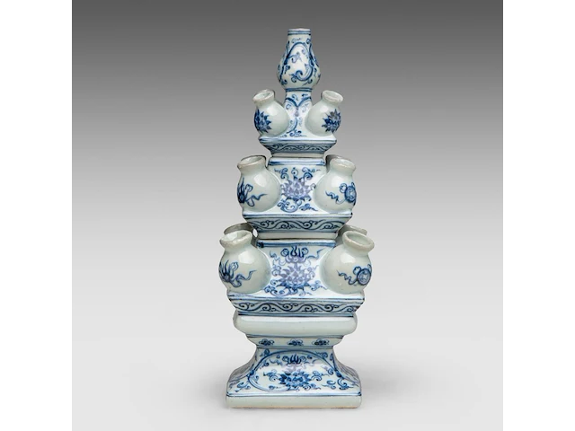 A chinese blue and white 'scrolling lotus' tulip vase, 20thc, total h 39,5 cm - afbeelding 4 van  7