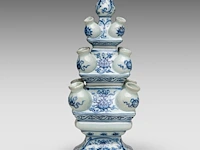 A chinese blue and white 'scrolling lotus' tulip vase, 20thc, total h 39,5 cm - afbeelding 4 van  7