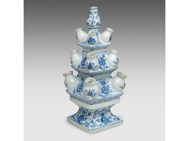 A chinese blue and white 'scrolling lotus' tulip vase, 20thc, total h 39,5 cm - afbeelding 5 van  7