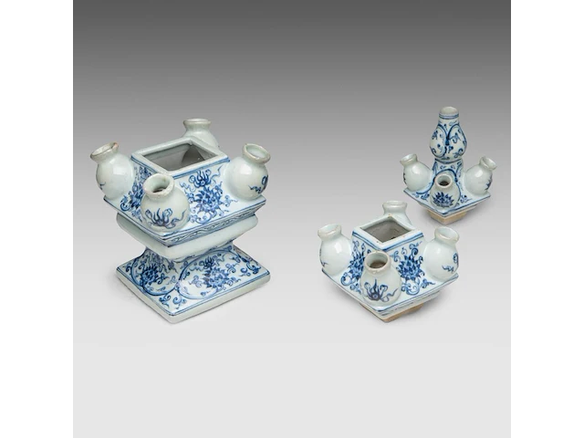 A chinese blue and white 'scrolling lotus' tulip vase, 20thc, total h 39,5 cm - afbeelding 6 van  7
