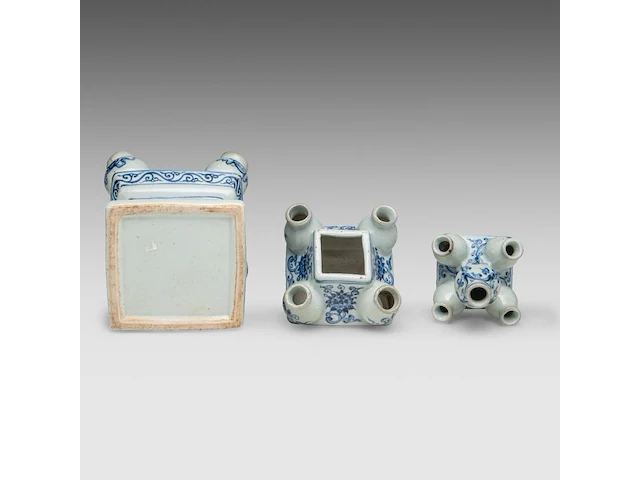 A chinese blue and white 'scrolling lotus' tulip vase, 20thc, total h 39,5 cm - afbeelding 7 van  7