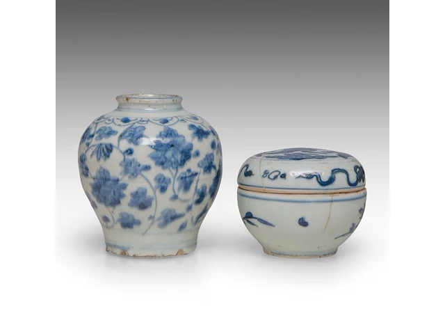 A chinese blue and white shipwreck 'cat' and an 'egret' small saucer, a 'scrolling lotus' jar, a 'crane' box and cover, ming dynasty, tallest h 11 cm - afbeelding 2 van  13