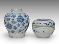 A chinese blue and white shipwreck 'cat' and an 'egret' small saucer, a 'scrolling lotus' jar, a 'crane' box and cover, ming dynasty, tallest h 11 cm - afbeelding 2 van  13