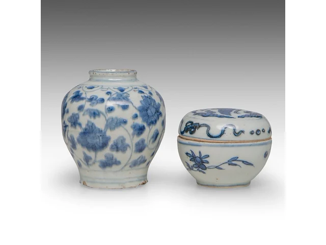 A chinese blue and white shipwreck 'cat' and an 'egret' small saucer, a 'scrolling lotus' jar, a 'crane' box and cover, ming dynasty, tallest h 11 cm - afbeelding 3 van  13