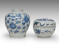 A chinese blue and white shipwreck 'cat' and an 'egret' small saucer, a 'scrolling lotus' jar, a 'crane' box and cover, ming dynasty, tallest h 11 cm - afbeelding 3 van  13