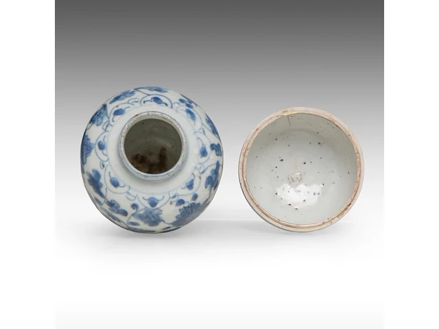 A chinese blue and white shipwreck 'cat' and an 'egret' small saucer, a 'scrolling lotus' jar, a 'crane' box and cover, ming dynasty, tallest h 11 cm - afbeelding 4 van  13