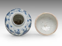 A chinese blue and white shipwreck 'cat' and an 'egret' small saucer, a 'scrolling lotus' jar, a 'crane' box and cover, ming dynasty, tallest h 11 cm - afbeelding 4 van  13