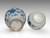 A chinese blue and white shipwreck 'cat' and an 'egret' small saucer, a 'scrolling lotus' jar, a 'crane' box and cover, ming dynasty, tallest h 11 cm - afbeelding 5 van  13