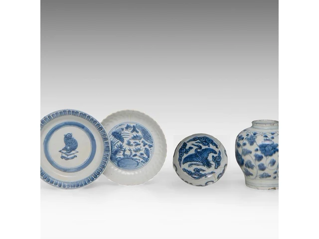 A chinese blue and white shipwreck 'cat' and an 'egret' small saucer, a 'scrolling lotus' jar, a 'crane' box and cover, ming dynasty, tallest h 11 cm - afbeelding 1 van  13