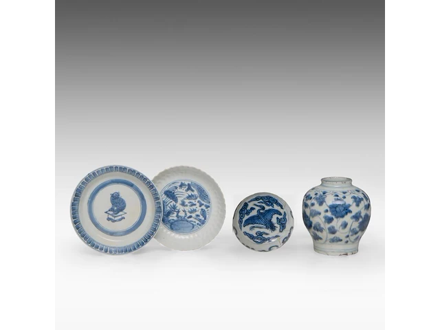 A chinese blue and white shipwreck 'cat' and an 'egret' small saucer, a 'scrolling lotus' jar, a 'crane' box and cover, ming dynasty, tallest h 11 cm - afbeelding 6 van  13